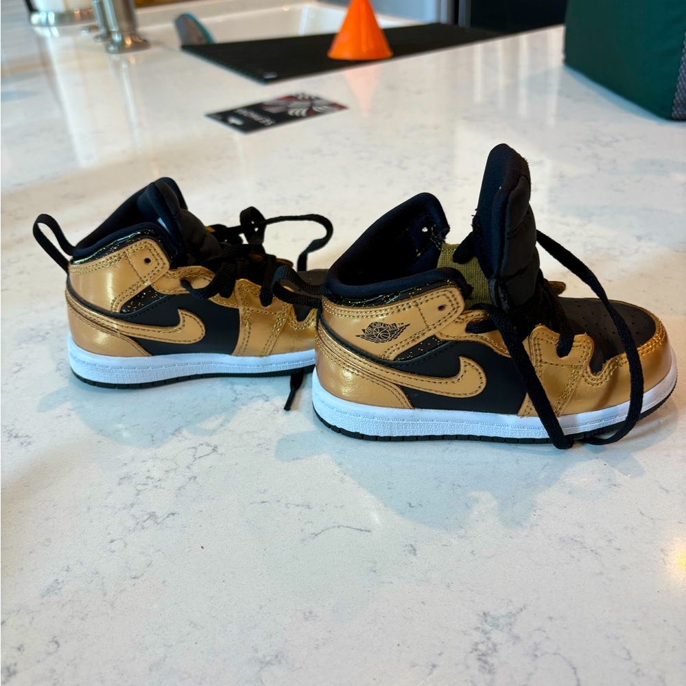 BNWT Nike Jordans Toddler 8c
Black & gold. Never worn